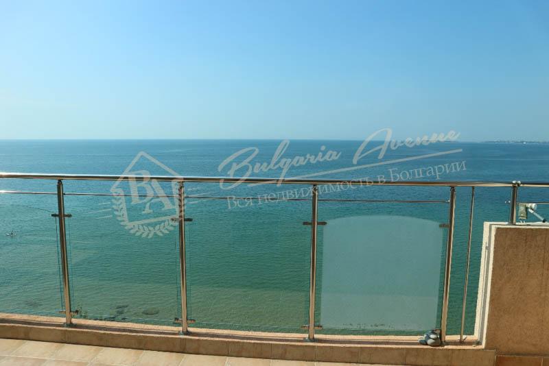 Three-bedroom apartment with frontal sea view in Sveti Vlas