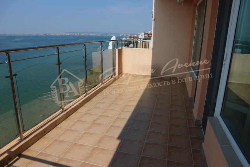 Three-bedroom apartment with frontal sea view in Sveti Vlas
