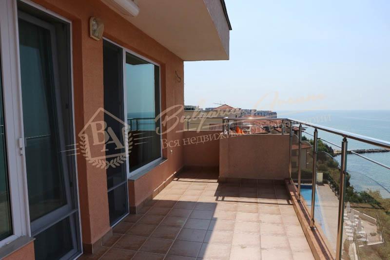 Three-bedroom apartment with frontal sea view in Sveti Vlas