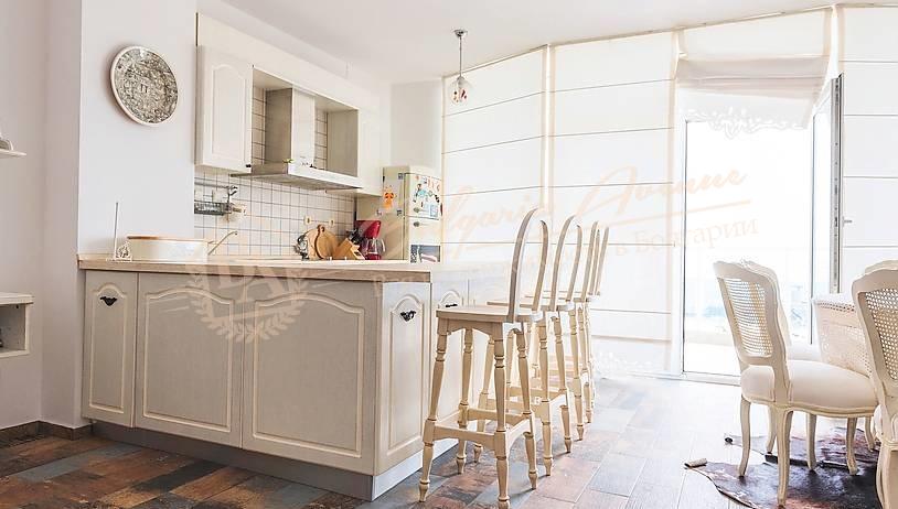 Three-bedroom furnished apartment with sea view 20 m from the beach in Ravda