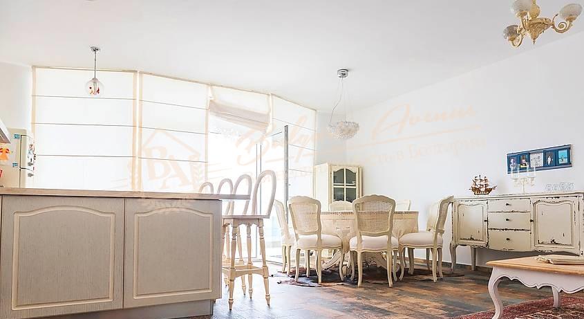 Three-bedroom furnished apartment with sea view 20 m from the beach in Ravda