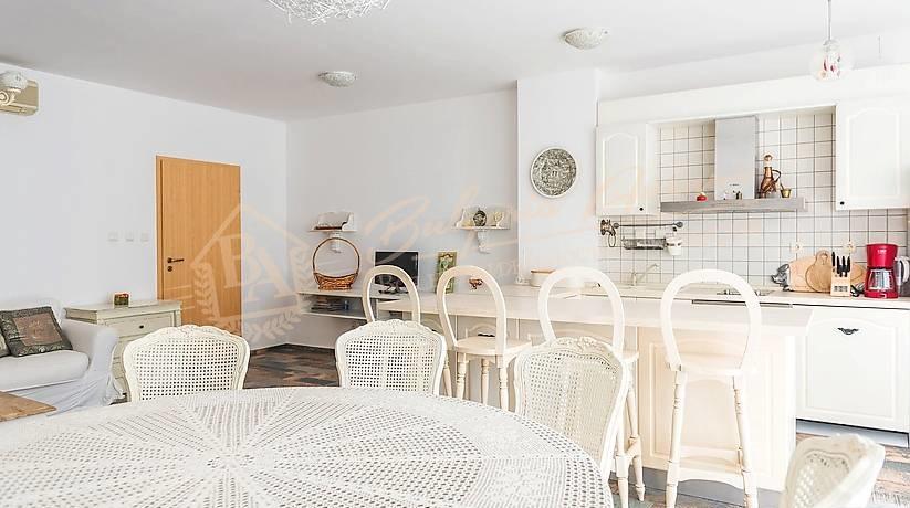 Three-bedroom furnished apartment with sea view 20 m from the beach in Ravda