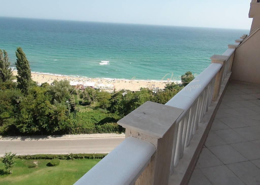 Three-bedroom apartment with sea view in an elite building in Varna