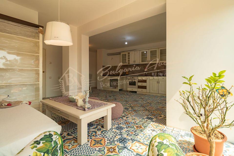Three-bedroom apartment for connoisseurs with a panoramic view of the bay in Varna