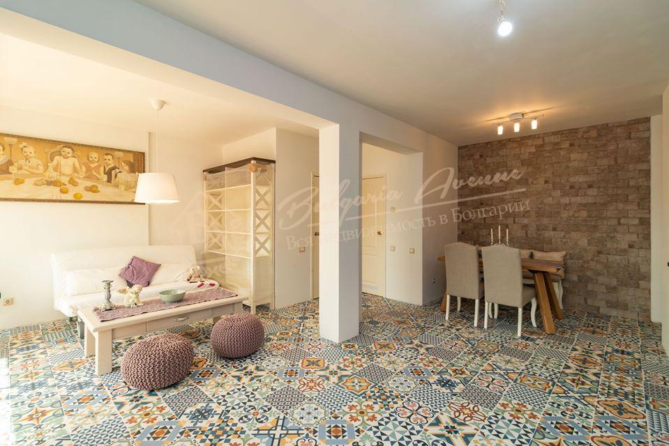 Three-bedroom apartment for connoisseurs with a panoramic view of the bay in Varna