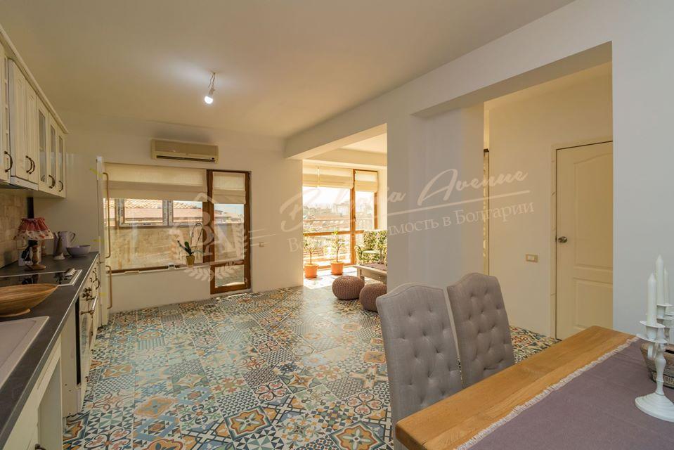 Three-bedroom apartment for connoisseurs with a panoramic view of the bay in Varna