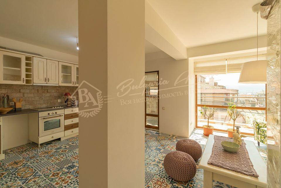 Three-bedroom apartment for connoisseurs with a panoramic view of the bay in Varna