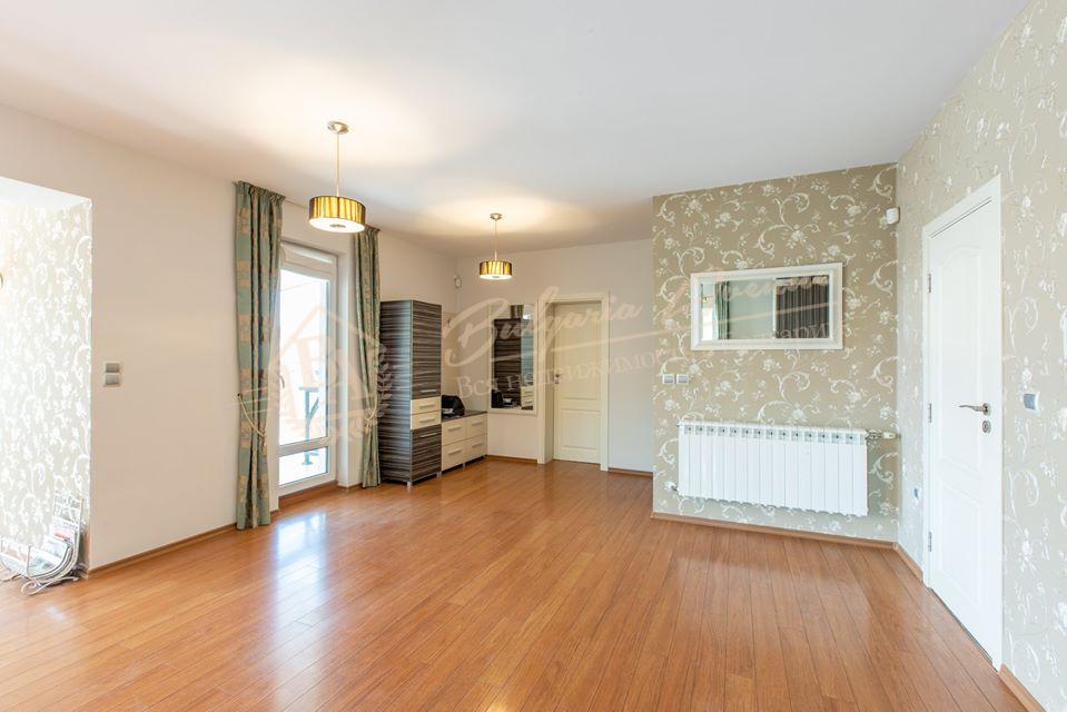 Stylish, spacious three-bedroom apartment with furniture in the centre of Varna