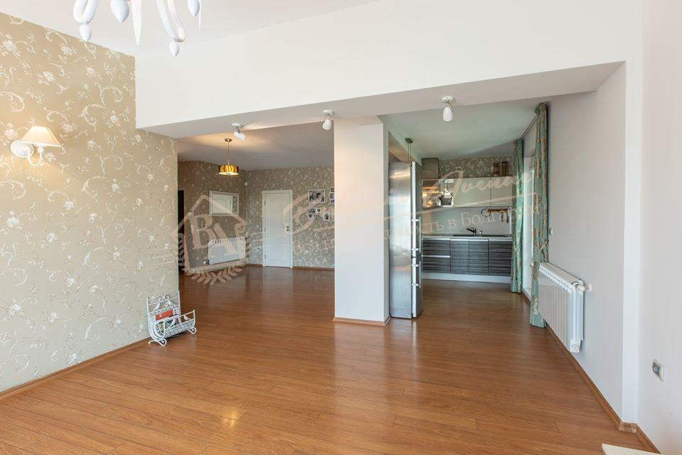 Stylish, spacious three-bedroom apartment with furniture in the centre of Varna