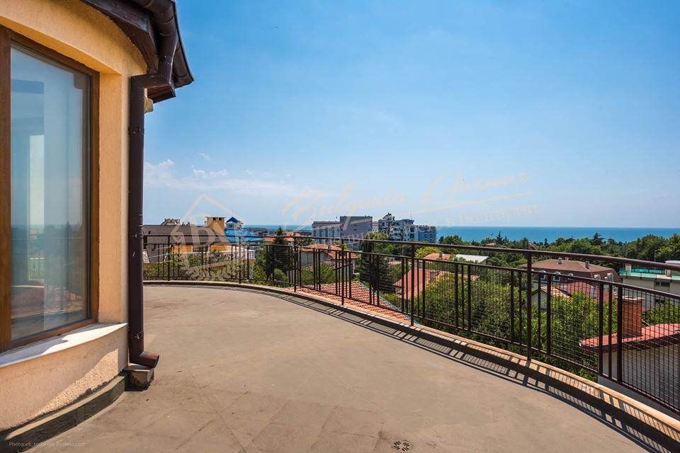 Spacious and bright apartment with 2 bedrooms and sea view in Varna
