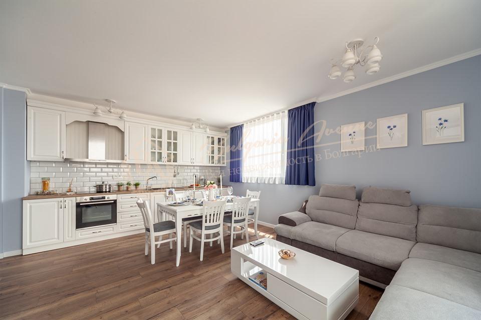 Stylish, bright three-bedroom apartment with furniture in the Wide centre of Varna