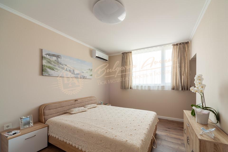 Stylish, bright three-bedroom apartment with furniture in the Wide centre of Varna