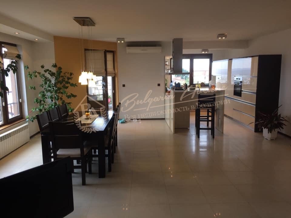 Three-Bedroom Apartment with Fireplace near the Seaside Park in Varna