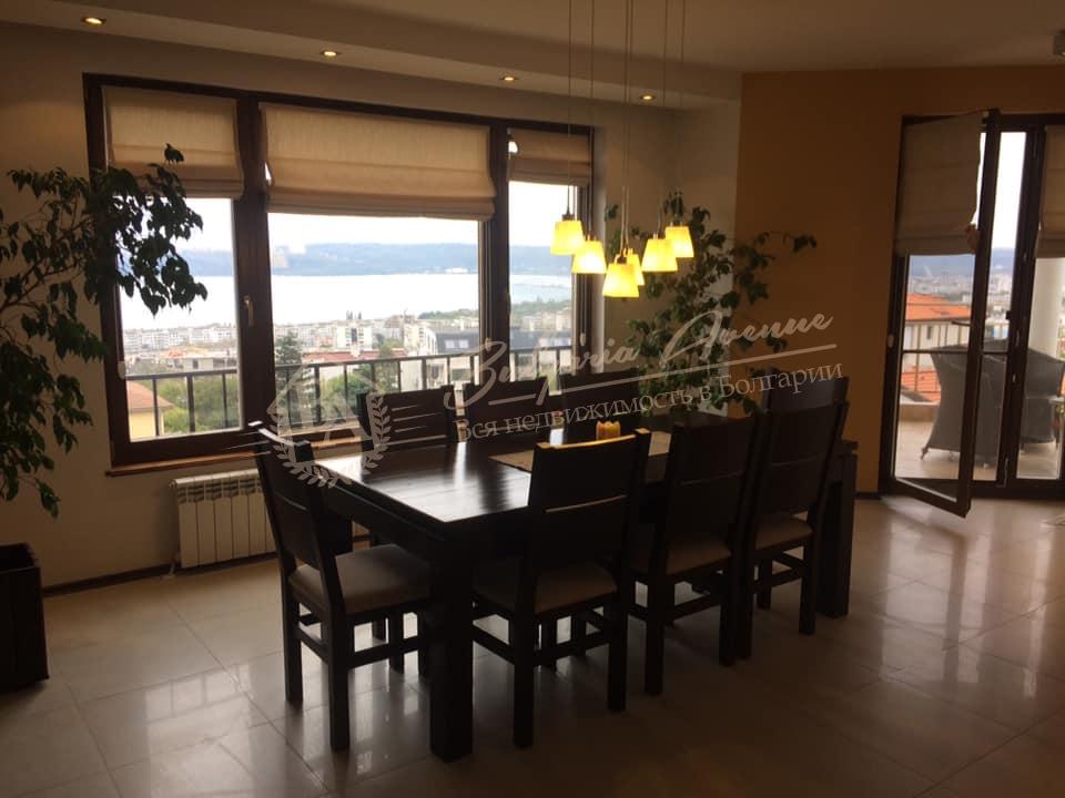 Three-Bedroom Apartment with Fireplace near the Seaside Park in Varna