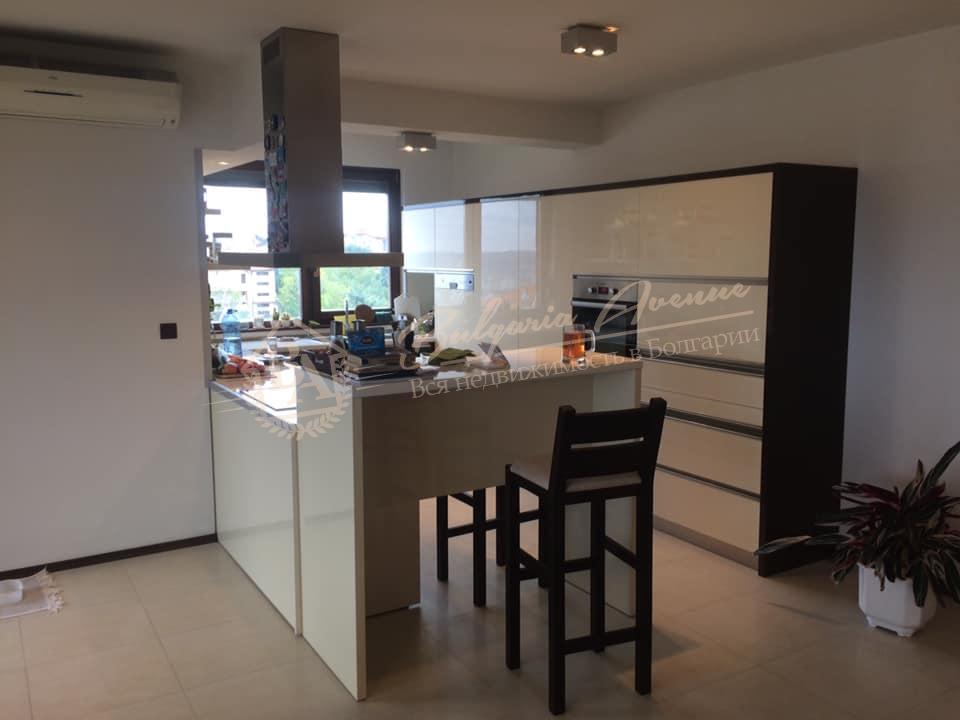 Three-Bedroom Apartment with Fireplace near the Seaside Park in Varna