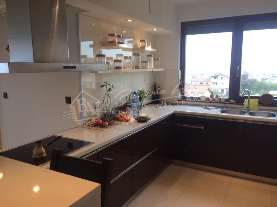 Three-Bedroom Apartment with Fireplace near the Seaside Park in Varna