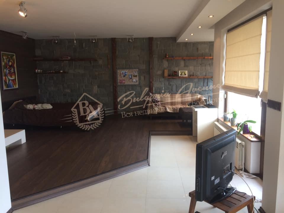 Three-Bedroom Apartment with Fireplace near the Seaside Park in Varna