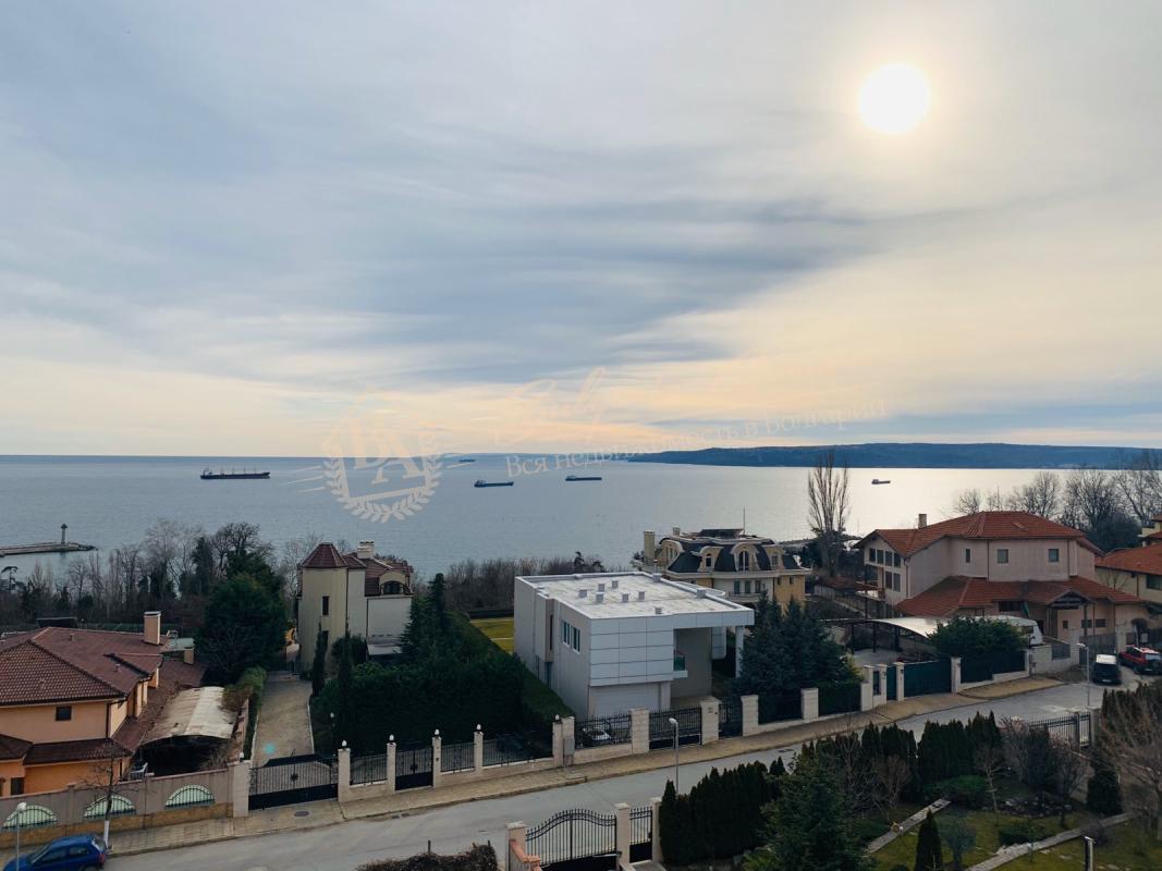 Three-bedroom apartment with sea panorama in an elite district in Varna