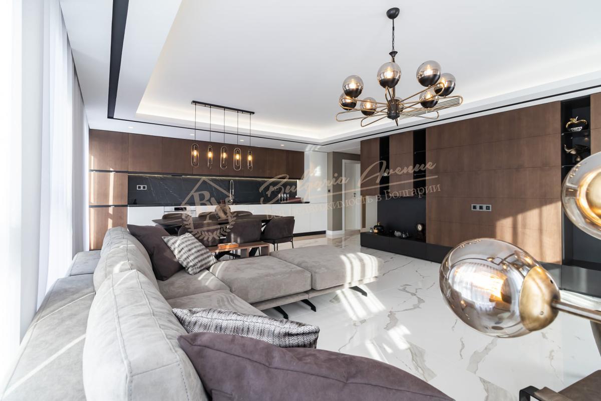Three-bedroom apartment on a high floor, sea view, next to a park, in Varna