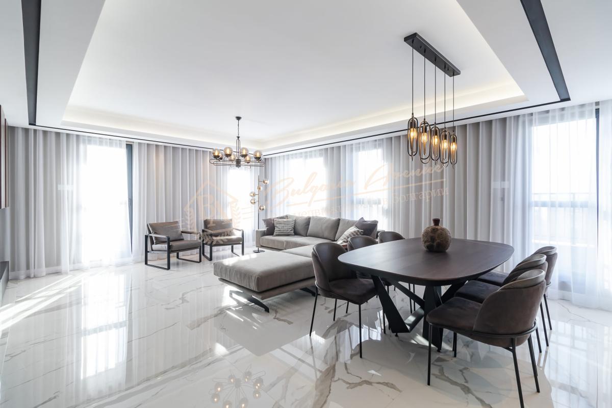 Three-bedroom apartment on a high floor, sea view, next to a park, in Varna
