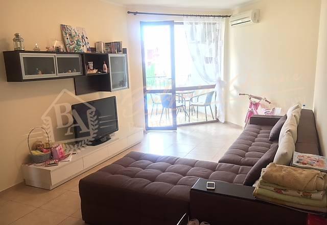 Spacious 3-bedroom apartment 120 m from the sea in Ravda