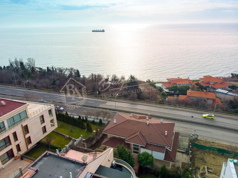 Four-bedroom luxury furnished apartment by the sea in Varna