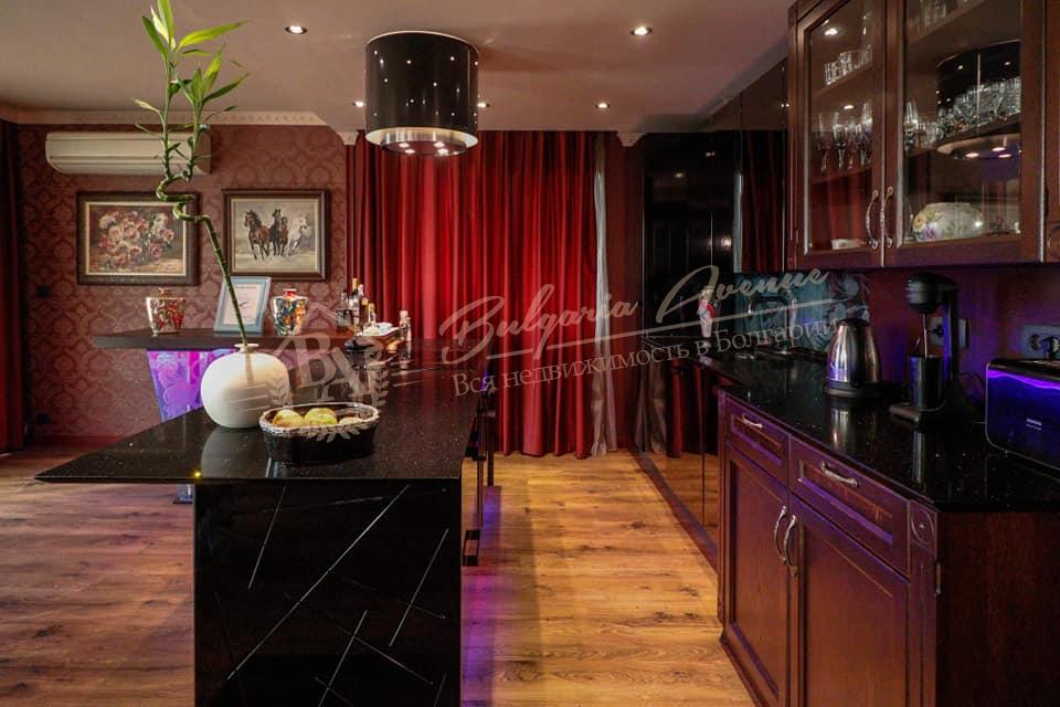 Four-bedroom luxury furnished apartment by the sea in Varna
