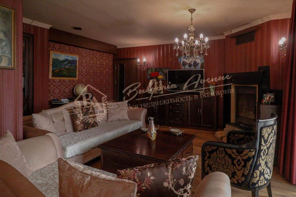 Four-bedroom luxury furnished apartment by the sea in Varna