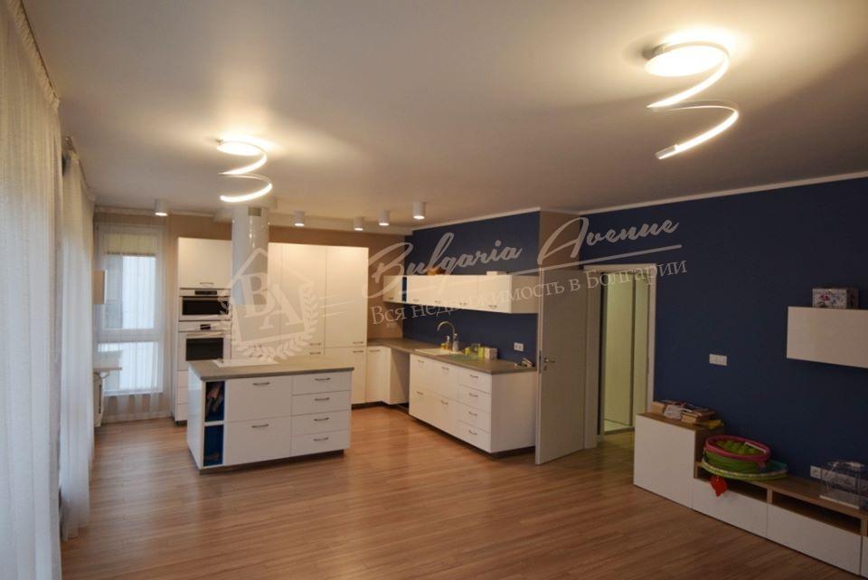 Elite Four-Bedroom Apartment with Furniture by the Sea in Varna