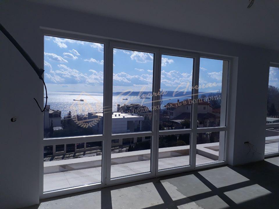 Four-bedroom apartment with panoramic sea view in Varna