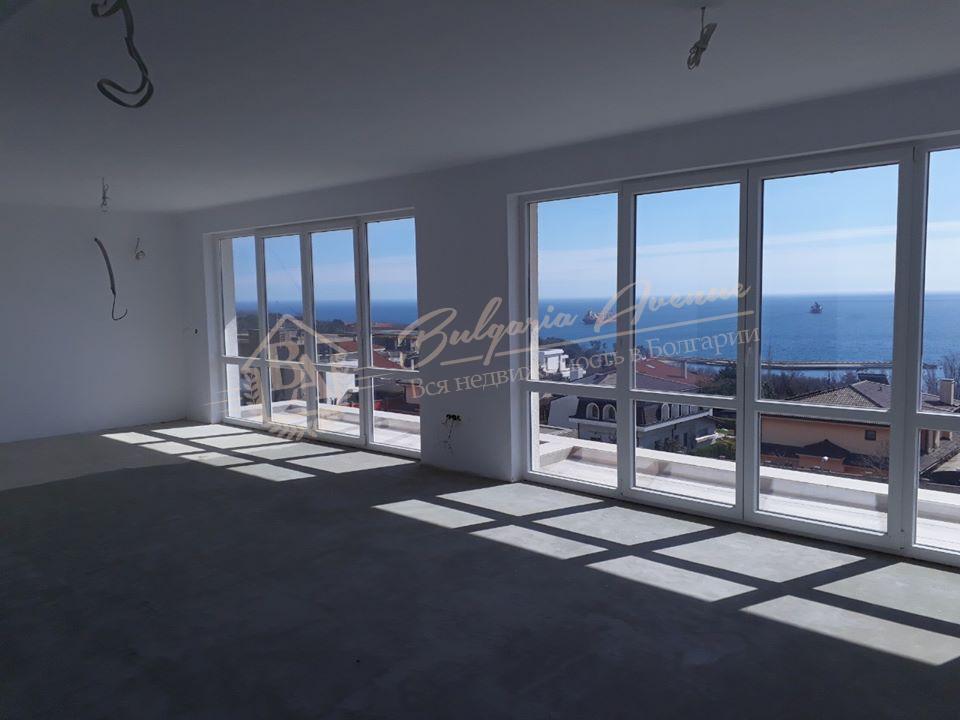 Four-bedroom apartment with panoramic sea view in Varna