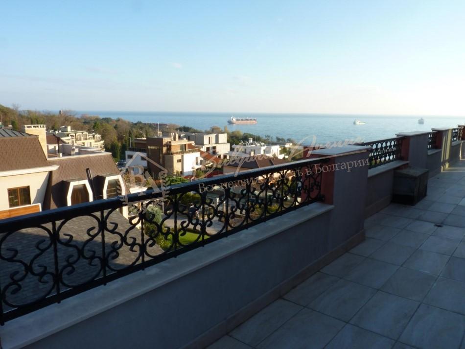 Four-bedroom apartment with panoramic sea view in Varna