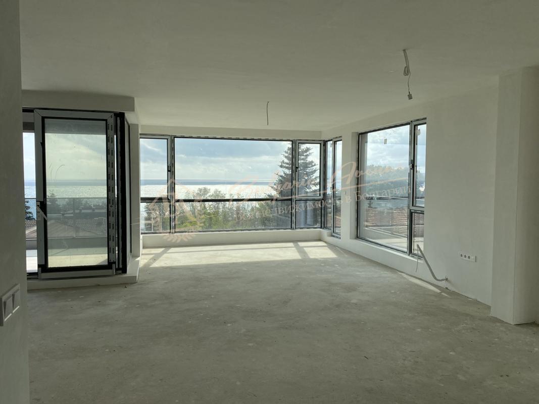 Spacious, multi-room apartment in a new build with sea view in Varna