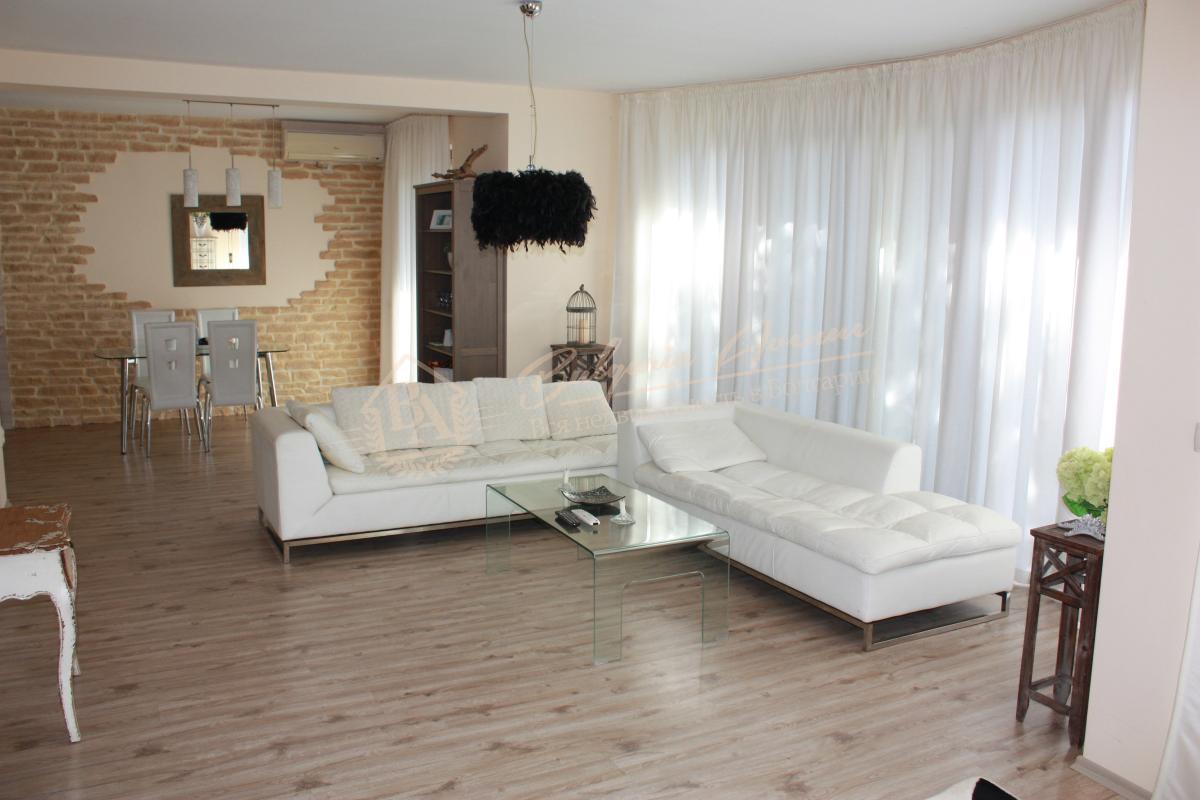 Designer, furnished house in an eco village 5 km from the beach