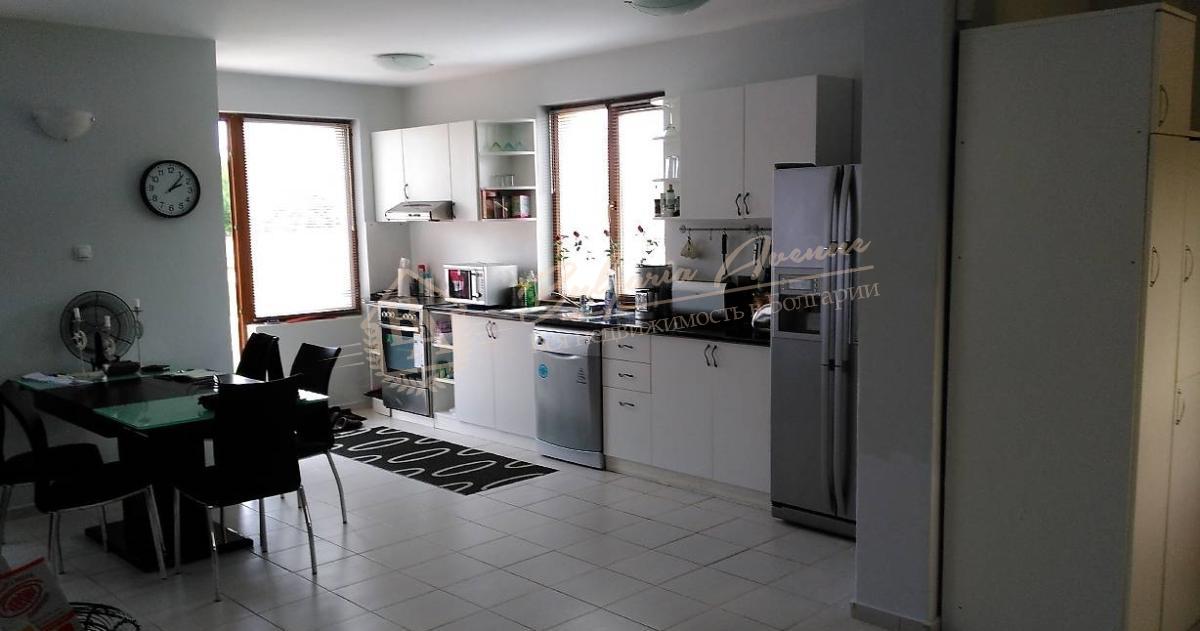 Family house / villa on two floors and guest house, garage and outdoor swimming pool, Balchik