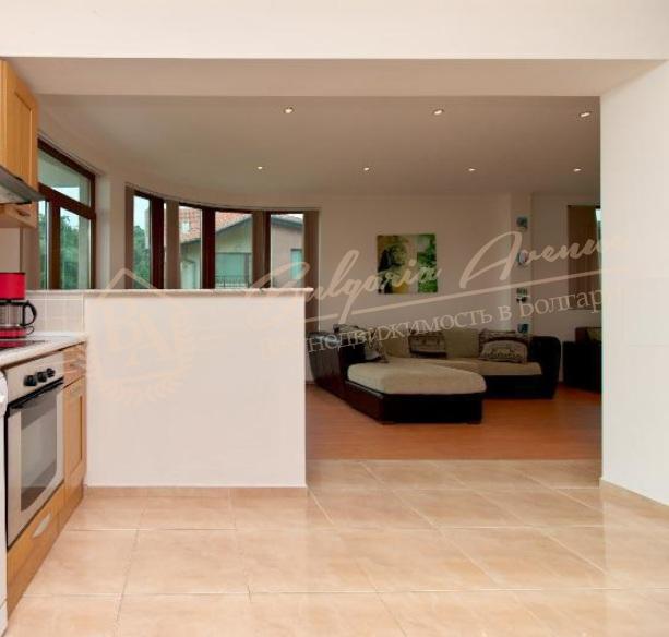 House with swimming pool, plot and sea view in the suburbs of Varna