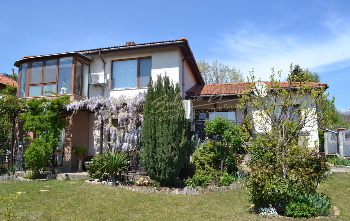 House in a quiet and picturesque district of Varna, 15 minutes' walk from the beach