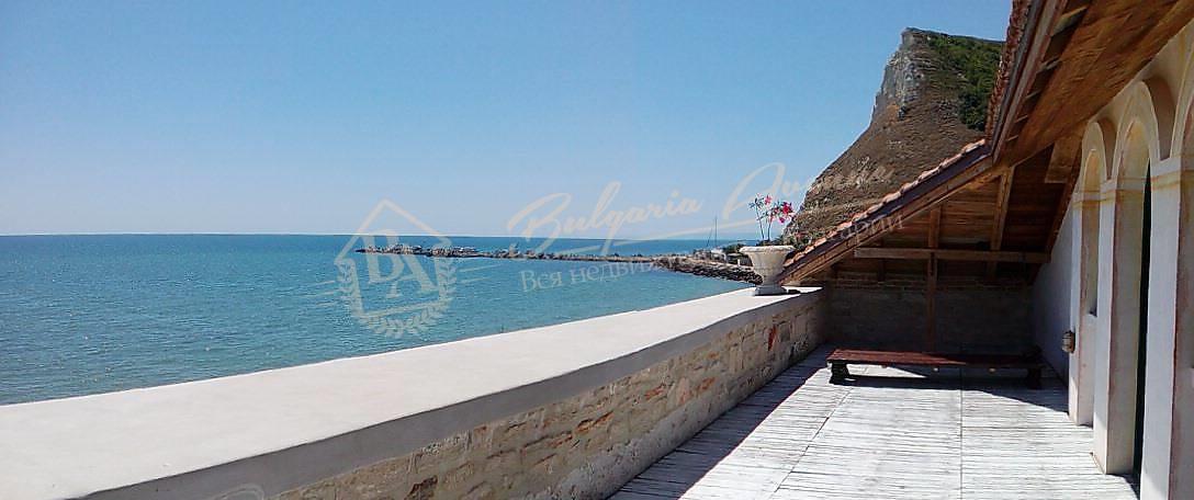 House in Mediterranean style, on the first line of the beach in Kavarna