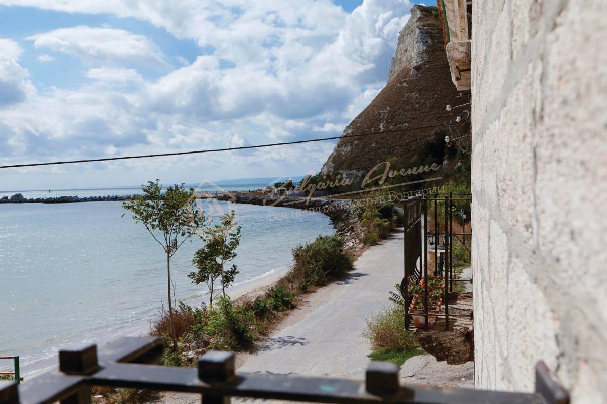 House in Mediterranean style, on the first line of the beach in Kavarna