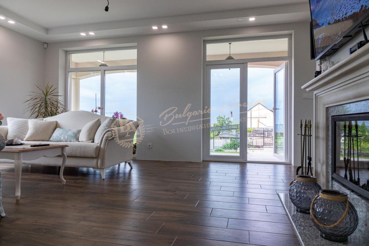 Private, elite house with lake and sea views in Varna