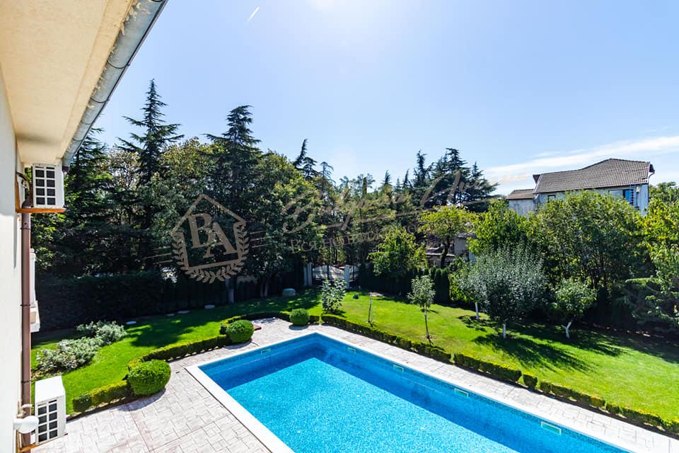 Two-storey house with swimming pool, 5 bedrooms to a special design, in Varna