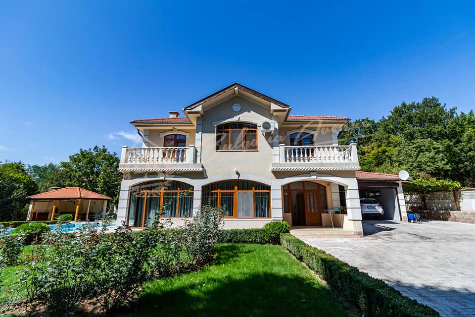 Two-storey house with swimming pool, 5 bedrooms to a special design, in Varna