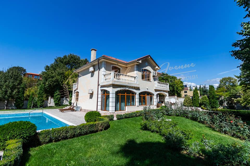 Two-storey house with swimming pool, 5 bedrooms to a special design, in Varna