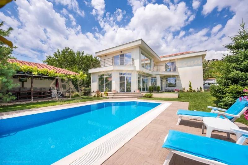 Luxury house with sea view, swimming pool and plot in Varna