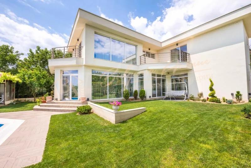Luxury house with sea view, swimming pool and plot in Varna