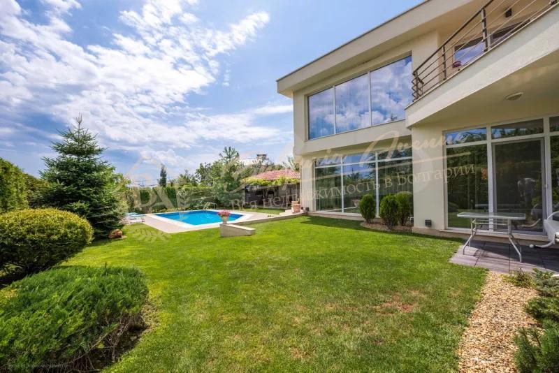 Luxury house with sea view, swimming pool and plot in Varna