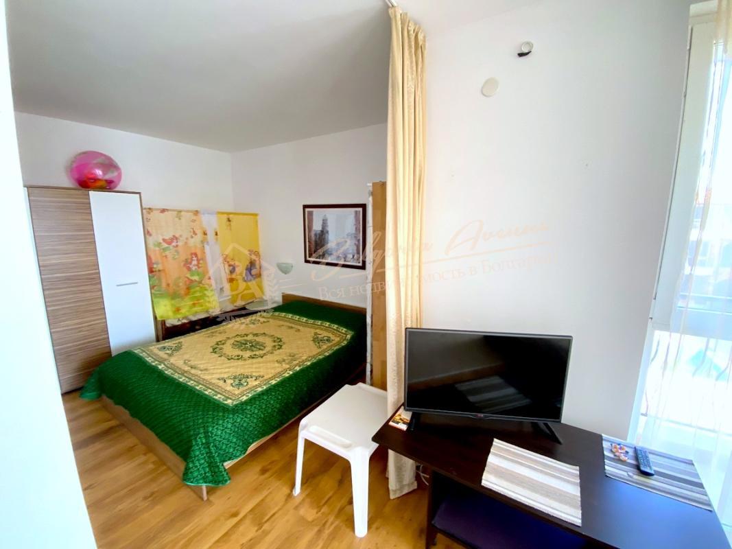 Large studio apartment in a residential building without a maintenance fee in Ravda