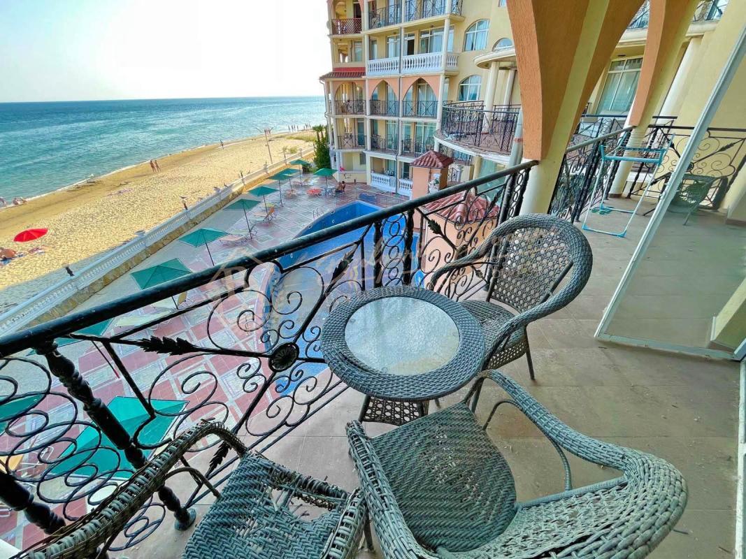 Three-bedroom apartment in the elite Atrium complex, Elenite. First line, frontal sea view!