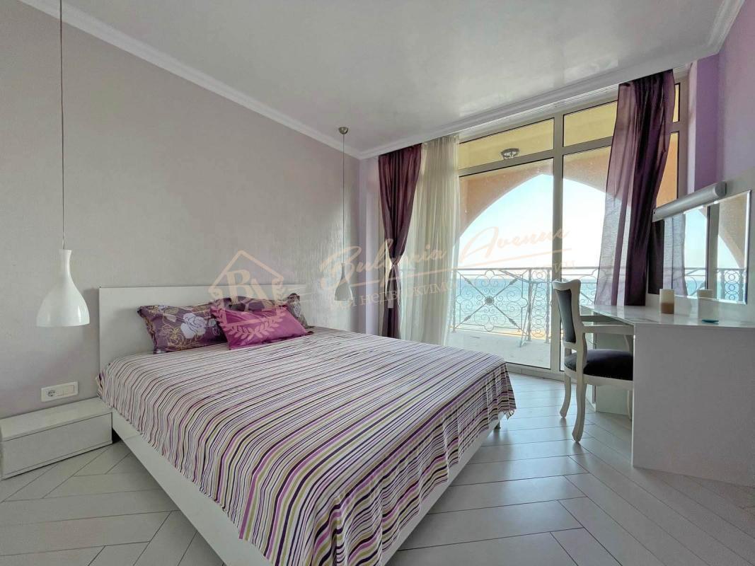 Three-bedroom apartment in the elite Atrium complex, Elenite. First line, frontal sea view!