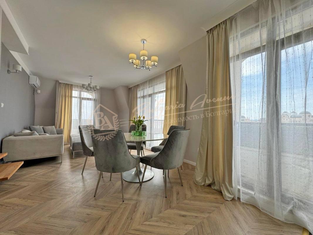 Квартира с тремя спальнями в комплексе Romance Paris, Свети Влас. Вид на море.